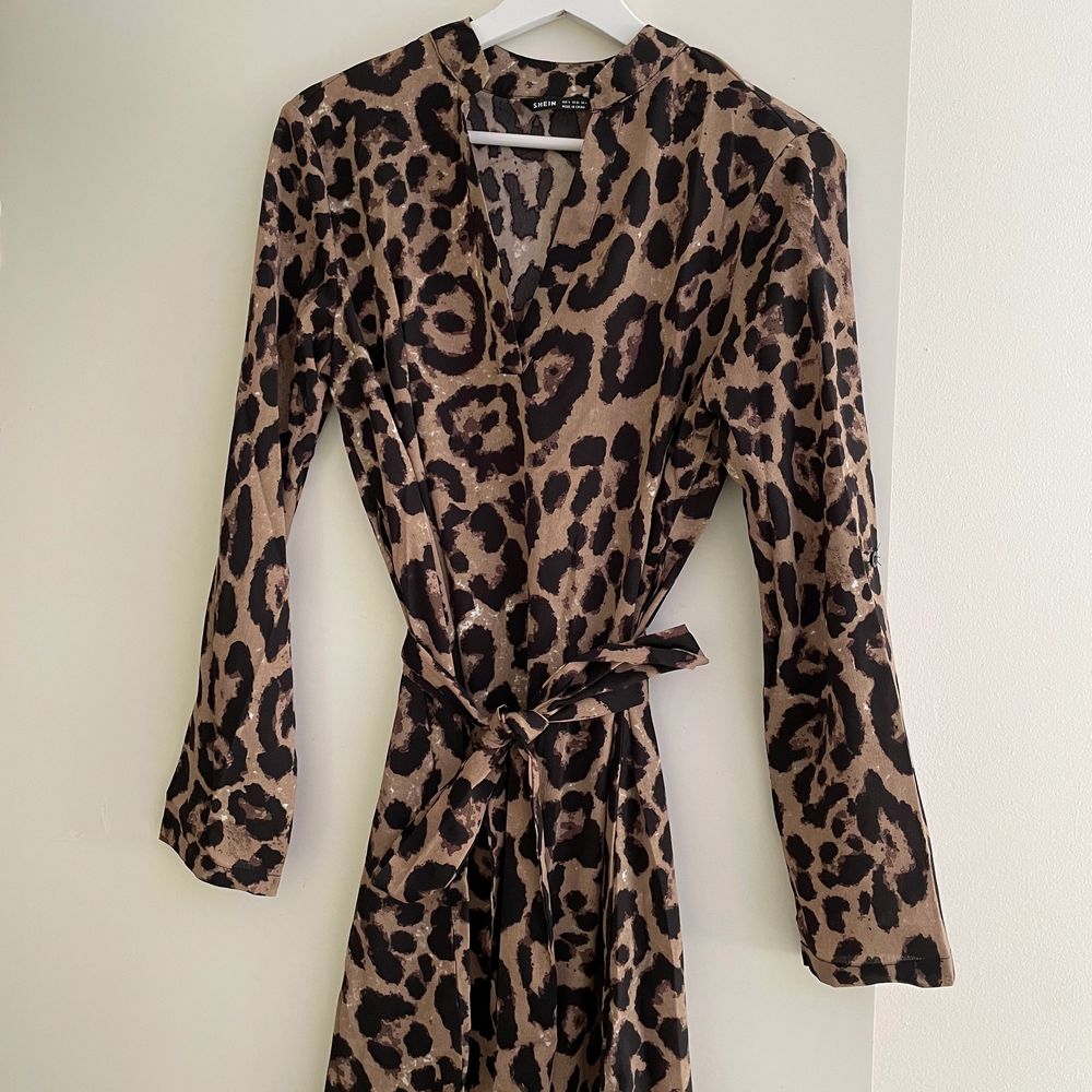 Leopard klänning - Klänningar | Plick Second Hand
