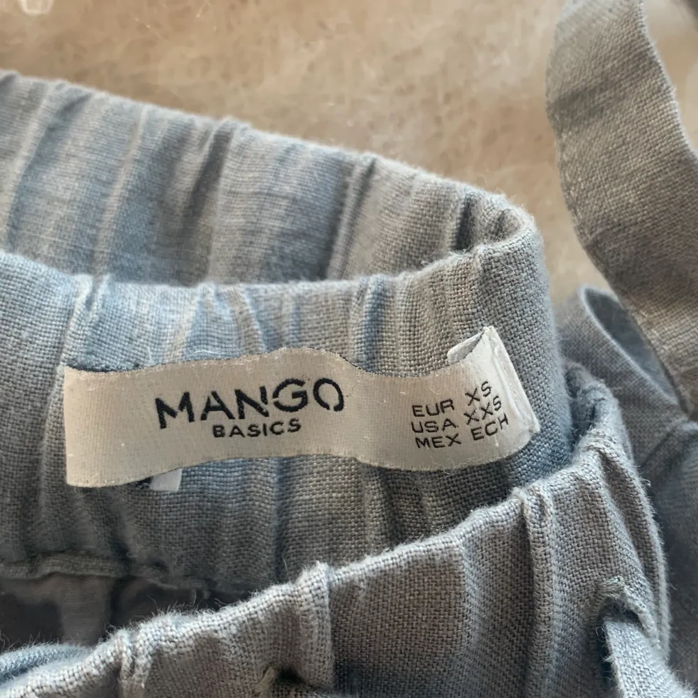 Ett par grå linnebyxor från Mango i strl XS. 100% linne och sparsamt använda.. Jeans & Byxor.
