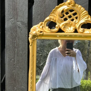 Blus  - Fin vit blus som är lite transparant så att ha något fint linne under passar bra, vida armar. 