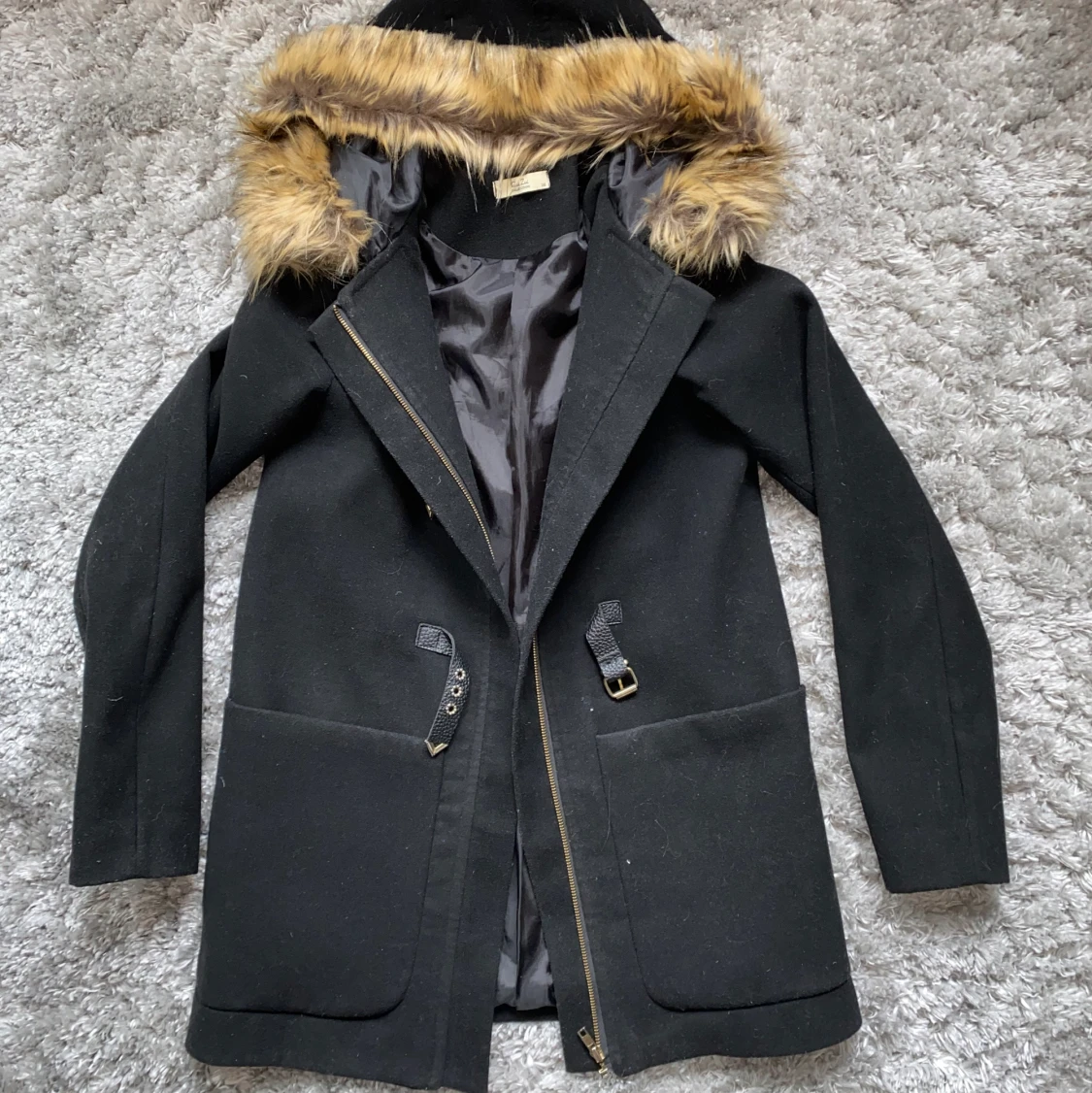 Svart kappa med fejk päls