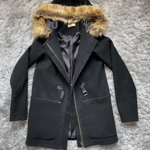 Svart kappa med fejk päls - Sparsamt använd. Storlek 36