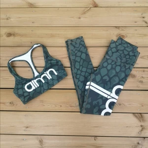 Aim'n tights och sport-bh! - Superfina aimn anaconda tights och sport-bh med uttagbara inlägg 🥰. Säljer eftersom de är lite tajta på mig. Använda endast 2 ggr, dock lite slitage på ena benet som knappt syns när de sitter på (Se bild).                                             Storlek bh: xs                                                                  Storlek tights: xs                                  