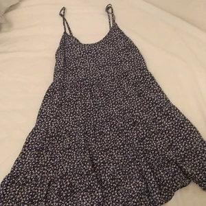 Blommig sommarklänning - Söt mörkblå sommar klänning med vita blommor, perfekt för sommaren! Bra skick, använt endast en gång. Storlek 36 och är bra längd för mig som är 158cm. Endast swish betalningar. 