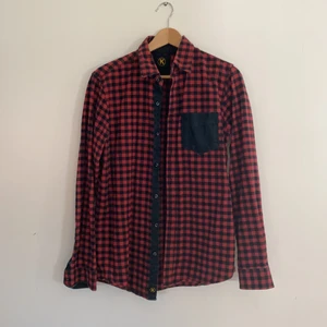 Flanell skjorta - Flanellskjorta köpt på second hand, endast använd 1 gång av mig på en dansuppvisning. Supercool att ha som overshirt nu i vår/sommar. Märke: Koppartrans (Pris kan diskuteras) Skicka meddelande vid frågor/intresse💖
