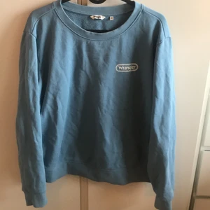 Wrangler sweatshirt  - Ljusblå Wrangler tröja.                                              Använd cirka 1 gång.                                              Storlek: M   Nypris: 599kr  