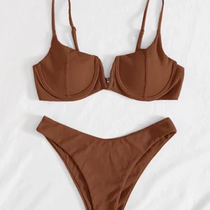 Brun bikini - Jäääättefin brun bikini😭 Storlek L men sitter som en M.😊 Den är slutsåld och helt oanvänd och trosskydd osv sitter kvar🤗. Frakt tillkommer på 66kr.💘😁