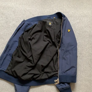 Lyle&Scott bomberjacka - En vårjacka från Lyle&Scott som även funkar på sommaren, använts en del men har ett skick på 7/10.