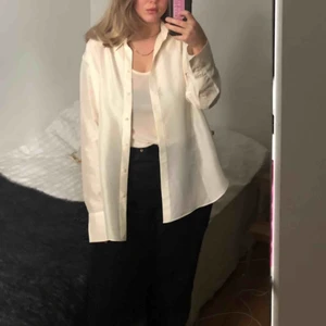  - Off white sidenblus från H&M. Oversize i modellen, passar riktigt bra uppknäppt med linne under. Finns en liten fläck på framsidan som knappt syns! 
