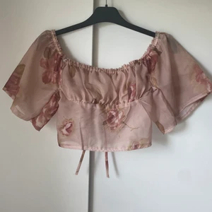 Topp med blommor - Mesh topp med blommor, köpt på plick men säljer vidare eftersom den var för liten, mest troligt sydd av förra ägaren, fri frakt✨