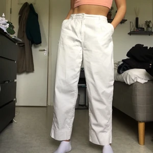 Vita Kostymbyxor  - Vita byxor från weekday! Riktigt sköna och perfekta nu till sommarn✨ såhär sitter dom på mig som är 170!!
