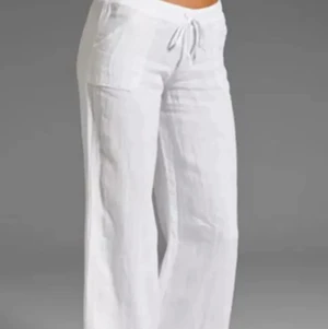 Linnebyxor - Intressekoll!! Jättefina byxor! Linneliknande men av bmullsblandning. Lägger ut igen pga oseriösa köpare. Köpta för 250 med frakt, aldrig använda och prislapp kvar😍😍😍 Säljer för 180 + frakt💜 SÅLDA