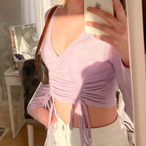 Lila topp - Säljer en super fin lila tröja som tyvärr är för stor för mig vid brösten, banden är justerbara och man kan alltså välja längd på tröjan själv!:) Skriv privat för fler frågor eller bilder💗💗