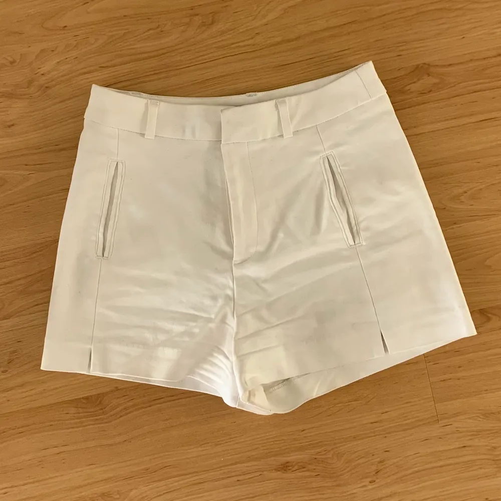 Vita kostymshorts strl:32! Köparen står för fraktkostnaden😊. Shorts.