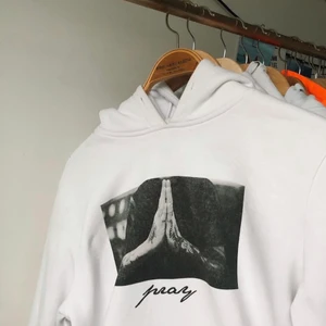 Hoodie  - Supersnygg hoodie ifrån junkyard storlek L. (Passar på XS, S & M) 200kr + köpare står fördelat 72kr!🥰Betalning sker ENDAST med SWISH! TRYCK INTE KÖP NU!