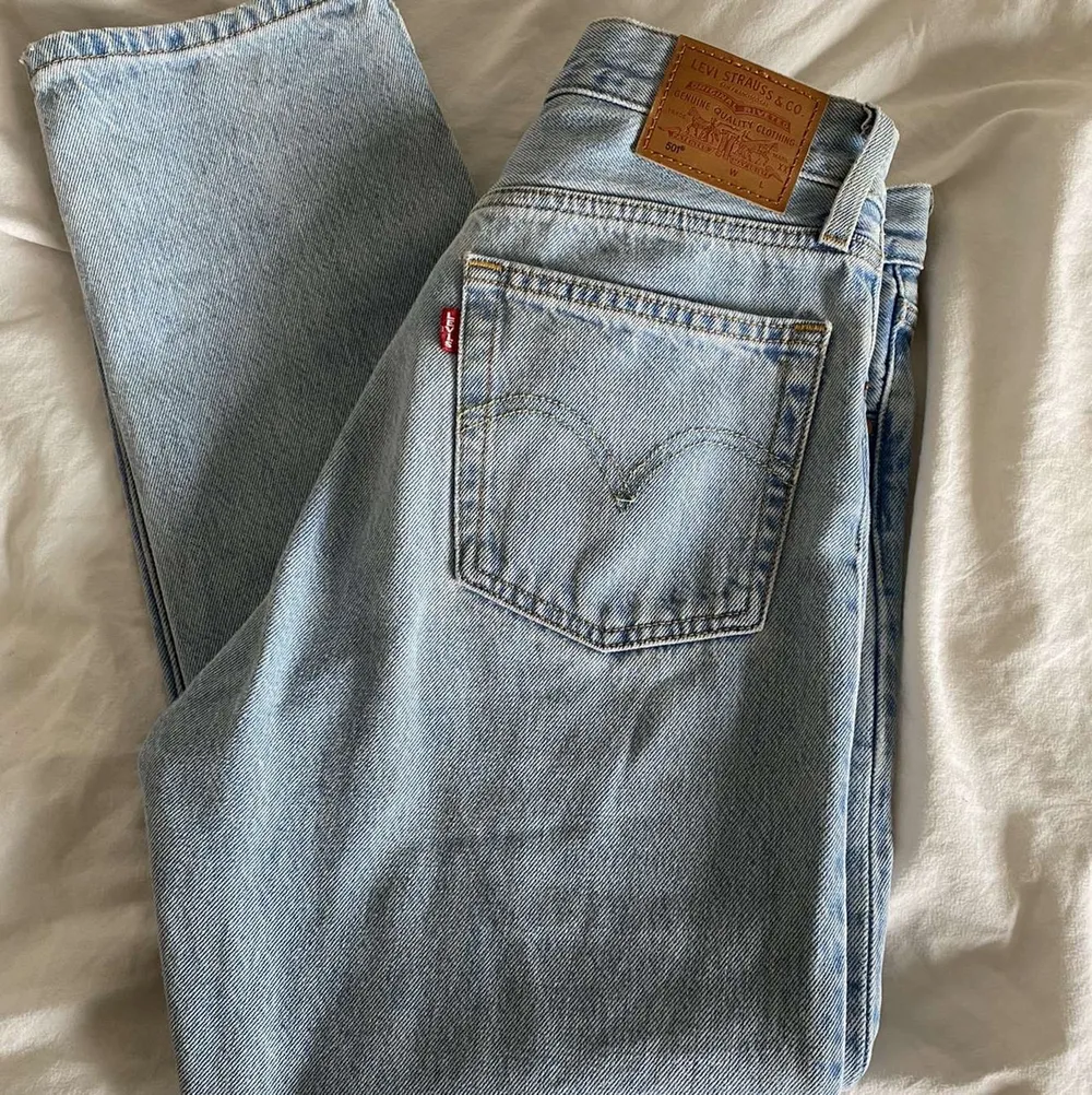 Jeans från Levis endast använda en gång så i nyskick. Levis 501 crop jeans . Jeans & Byxor.