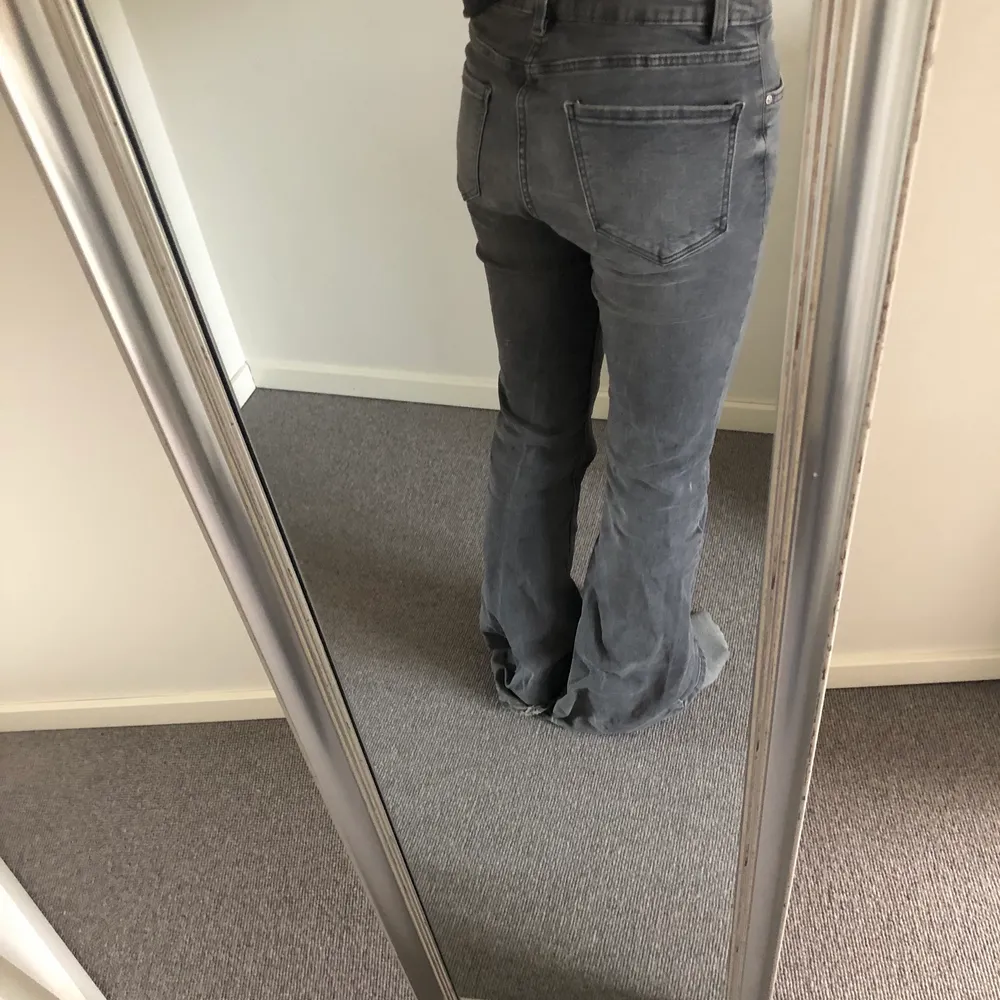 Säljer mina gråa mango flare jeans i storlek 36. Är väldigt långa på mig (165cm) och har därför slitits längst ner (se bild 3). Obs. kmr tvätta jeansen innan köp (lite smutsiga längs ner). Priset är exklusive frakt. Hör av er om ni har några frågor🥰💞. Jeans & Byxor.