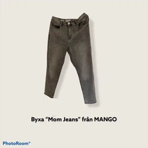 Gråa Momjeans storlek L - Helt nya byxor, använd 1-2 gånger, köpte för 299kr från MANGO. 