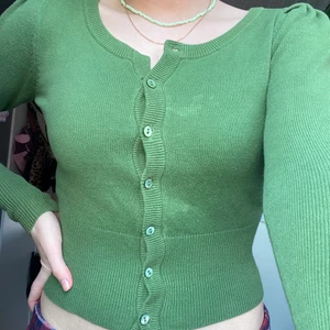 super fin grön top - super söt button up som jag ej använder💚