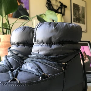 Moonboots kort modell - Sprillans nya grå Moonboots i kort modell. Älskar de men de är små i storleken så passar inte mig. Aldrig använda, köpta för 1200kr säljer för 800kr INKLUSIVE FRAKT!🥳🥳 de är storlek 37 men mer som 36 då de är små storlekar💕
