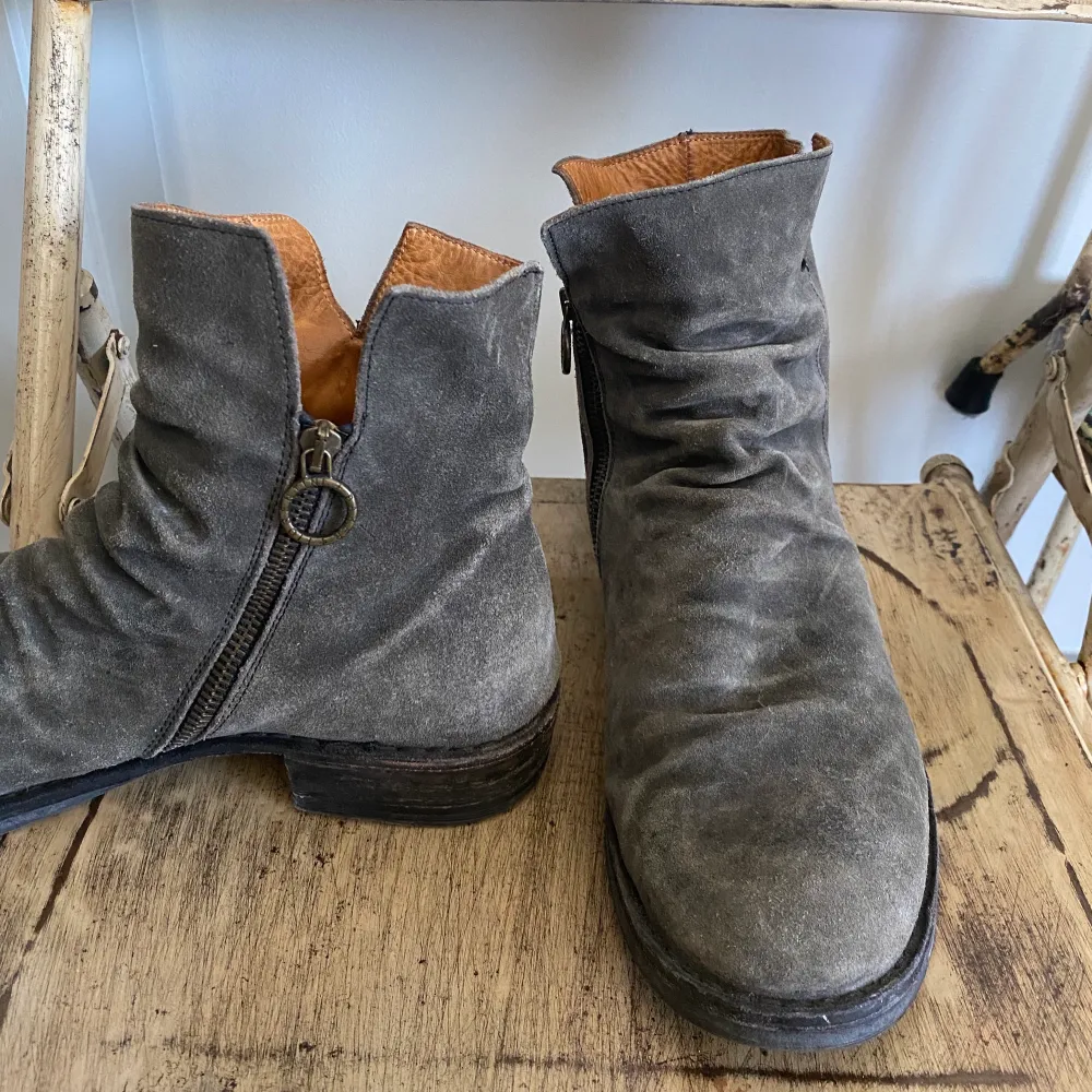 Snygga mocka-boots från Fiorentini+Baker i fint använt skick. Modell ”ELF”. Nypris 3500kr.. Skor.