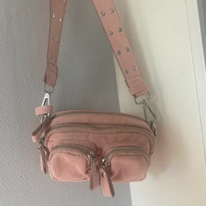 Rosa väska - Säljer denna söta ljusrosa väska. Den är rymlig och söt. Perfekt sommar väska! 