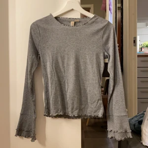 Tröja  - Säljer min gråa tröja med lite utvecklade armar. Strl. S. Aldrig använd. Katt finns i hemmet. Köparen står för frakt