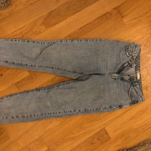 Jeans   - Ett par blå jeans i stl s/m från Gina 