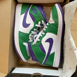 Jordan 1 mid - ✨INTRESSEKOLL✨ Jordan 1 i storlek 40,5💕💕 knappt använda och i nyskick!! Säljer vid ett bra bud❗️Buda i kommentarerna❗️