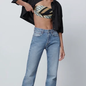 Zara lågmidjade jeans - Här ett par skitsnygga zara jeans som är sprillans nya. Tyvärr för stora på mig därav att jag säljer dom. Det är i stl. 42 men skulle säga en 38:a!✨ (300+frakt)