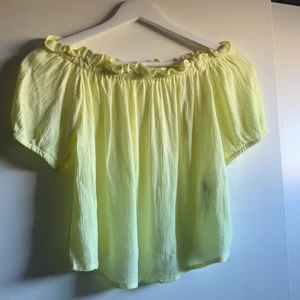 Söt gul topp🌼 - Söt gul topp från Bershka💫 storlek xs, köparen stor för frakt