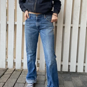 Levi’s jeans !!! - Assnygga, lite lågmidjade, blåa Levi’s jeans som jag tänkte sälja vidare. Har snygga slitningar nere vid foten och de är låånga😍😍🙏 Står storlekarna W33 och L34 men de sitter bra i midjan på mig som brukar ha 27/28... Enda lila felet är på höger bakficka där tråden har börjat lossna lite men det är easy fixat. Du står för den spårbara frakten på 66kr☺️💕💗💕😋