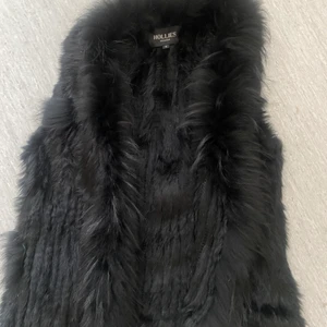 Hollies - Mycket fin knappt använd pälsväst, äkta päls. Storlek S. Nypris 1500kr