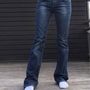 Supersnygga lågmidjade jeans som är köpa här på Plick men som tyvärr var lite korta för mig💕💕  Märket är Fornarnia och dem är 84 i innerbenslängd. St 28❤️❤️Kan mötas upp i Stockholm eller så står köparen för frakten