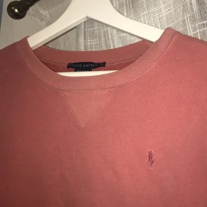Vintage Ralph Lauren  - Gamelrosa tröja köpt i en vintagebutik för nått år sen! 💓