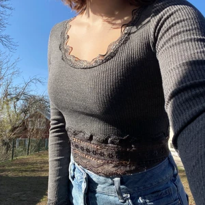 urban outfitters tröja - säljer en jättegullig tröja från urban outfitters som jag tyvärr inte får någon användning av. aldrig använd, bara provad. perfekt skick! storlek S. köpt för 250, säljer för 150 inkl frakt eller 100 om vi möts upp ❤️ tvättar + stryker alltid plaggen innan de säljs! 