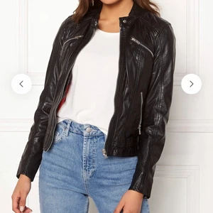 Skinnjacka  - Äkta Skinnjacka från märket rocknblue. Köptes för 2300kr. Mycket fint skick! Storlek S