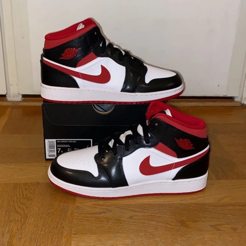 Säljer ett gäng Jordan 1 mid gym red                Alla är oanvända (DS) och inköpta från  Footlocker.SE (faktura finns till alla par). Storlek: 40          Har flera referenser sen innan. Kan mötas i Örebro alternativt frakta på köparens bekostnad (99kr). Betalning sker via Swish eller plus/bankgiro. Fråga gärna vid fundering eller om fler bilder önskas.. Skor.