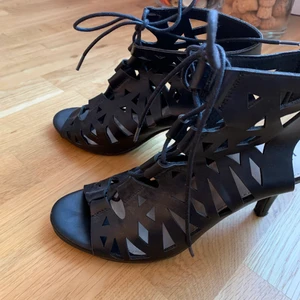 Svarta klackskor - Ett par svarta klackskor. Använda fåtal gånger, fint skick. 200kr + frakt 