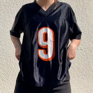 🍑 Vintage oversized NFL jersey                                      🍑 Worn & slightly faded, so I'm selling it cheap                                       