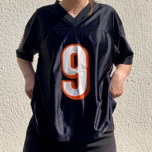Vintage NFL jersey (M) - 🍑 Vintage oversized NFL jersey                                      🍑 Worn & slightly faded, so I'm selling it cheap                                       