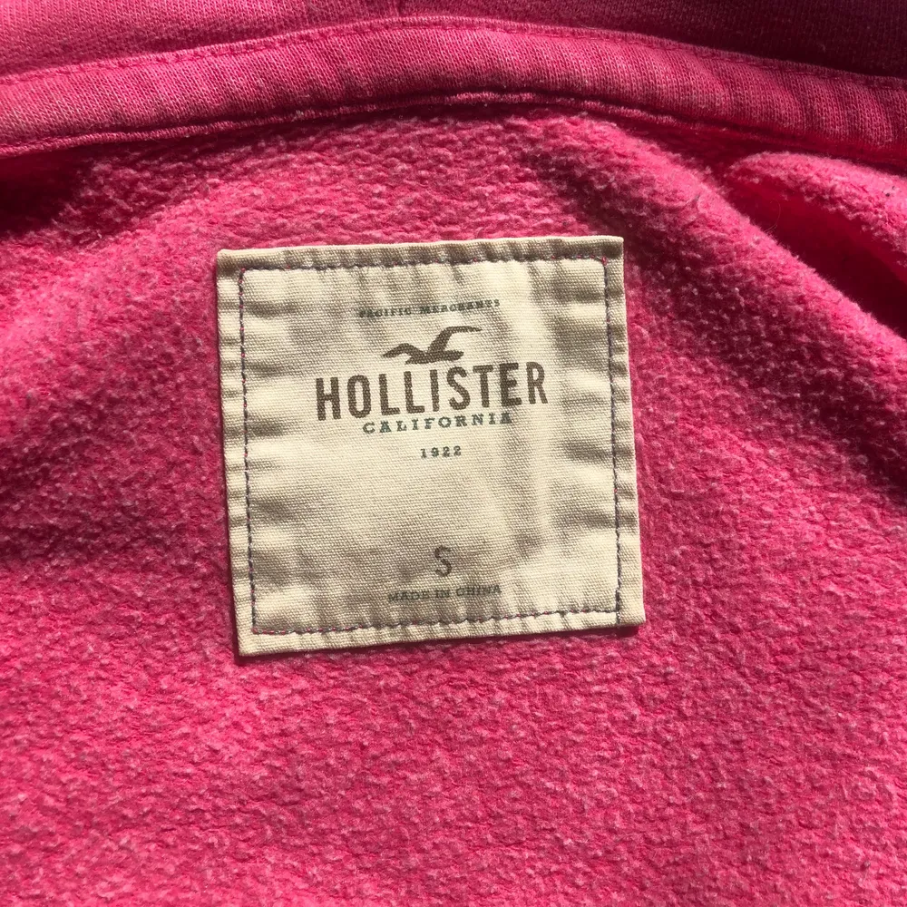 Hoodie från Hollister, köpt för många år sedan. Priset är INKLUSIVE frakt.. Tröjor & Koftor.
