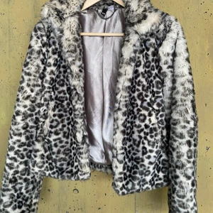 Pälsjacka HM - Säljer min super coola pälsjacka från HM i storlek 34. Säljer den för 180kr inklusive frakt 📦💜 Jackan är som ny!