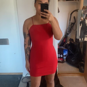 Red dress  - Älskar denna klänning men den är lite kort för min smak, finns inga defekter. Stl s 