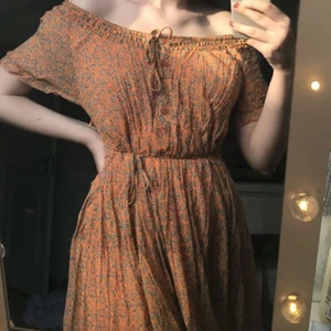 Sommarklänning - Jätte fin klänning typ corall färgad med blommor på, den är ungefär ner till knäskålarna på mig som är 168cm, säljer då den börjar va lite liten på mig, går både ha offshoulders och inte då det är töjbart matrial upptill och man knyter den, även knytning runt midjan. Det är storlek S men skulle nog även Passa som Medium💓💓