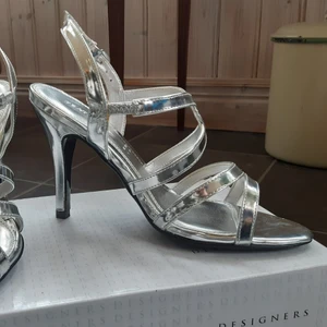 Silvriga klackskor  - Silvriga klackskor. Använda en gång. Storlek 37.