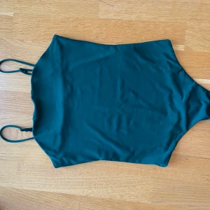 Mörkgrön body - Mörkgrön body från bik bok! Den är mer grön i verkligheten än på bilderna 💚 