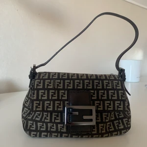 Fendi baguette bag  - Intressekoll på min vintage Fendi baguette väska. Fint skick! Köpt på Vestiaire Collective där den har gått igenom äkthetstest (köpbevis kan visas!). Kommer med dust bag! Köpt för 7000 och jag har aldrig använt den.🤎 