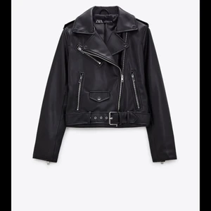 Skinnjacka  - Skinnjacka från zara, köptes förra våren🤍 säljer för att jag har en liknande jacka