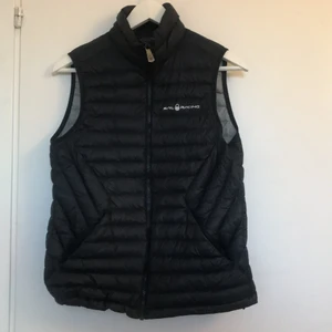 Sail Racing W Link Down Väst (38/M)  - Köpt för drygt en månad sedan. Säljer den pga att jag köpte fel storlek och returen strulade. Sitter mer som S . Nytt pris 2000kr mitt pris 600kr. 