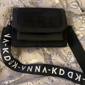 Väska - Säljer denna väska som jag köpt av en annan tjej. Aldrig använd. Frakt tillkommer